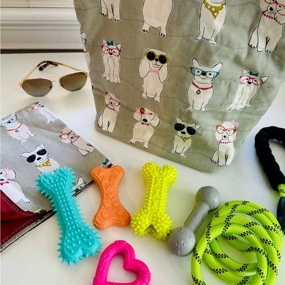 NWT🐾🩵Dog Gift Bag Reusable Pet Print Satchel 🩵Comes w/leash,blanket & 5 toys - Picture 10 of 12